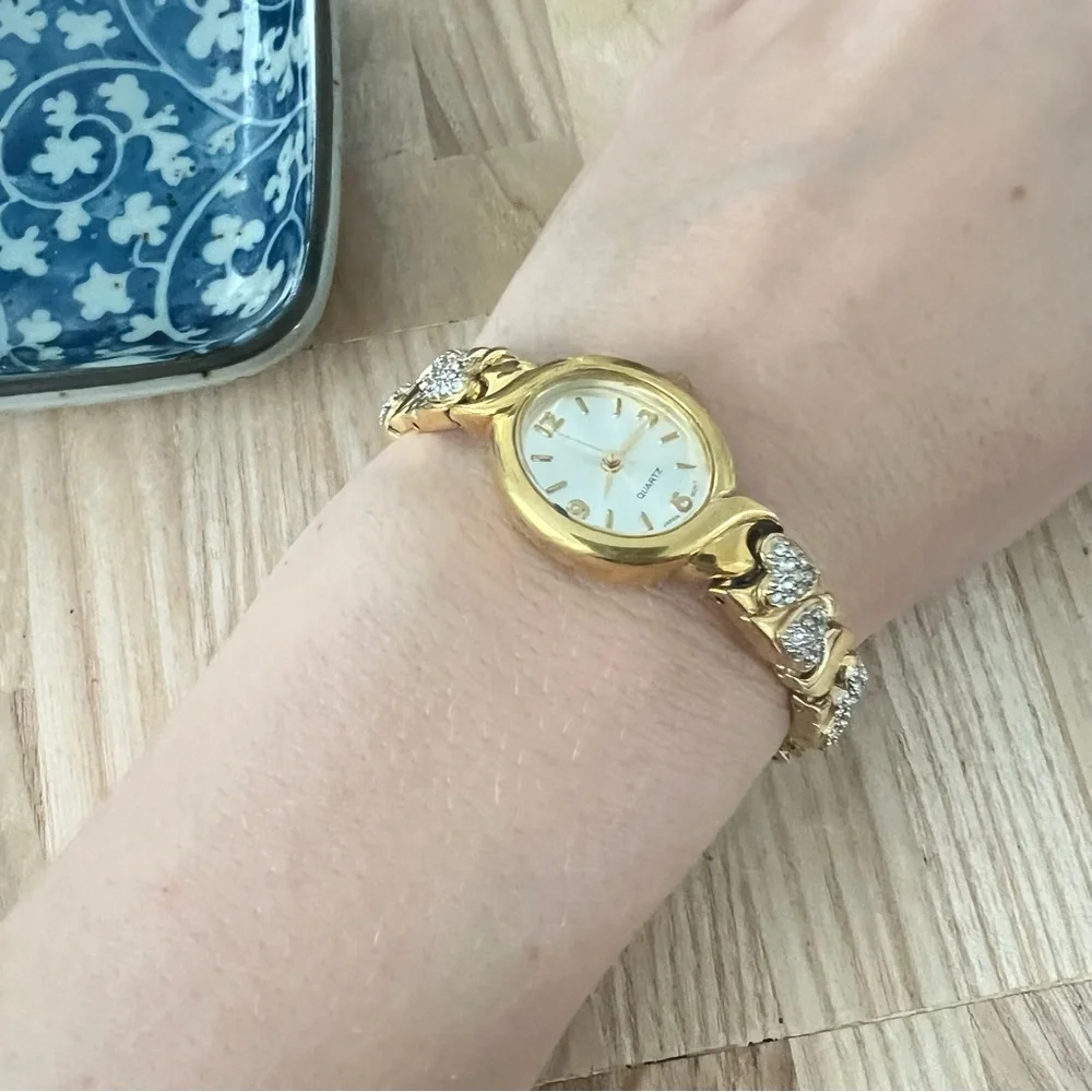 Unbranded ladies oval gold tone crystal hearts dress watch NEW BATTERY